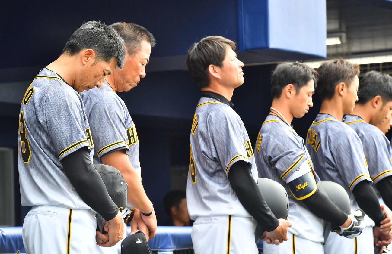 日本ハム対阪神練習試合　亡くなった野村克也氏に黙祷をささげる矢野監督（左）ら阪神ナイン（撮影・上田博志）