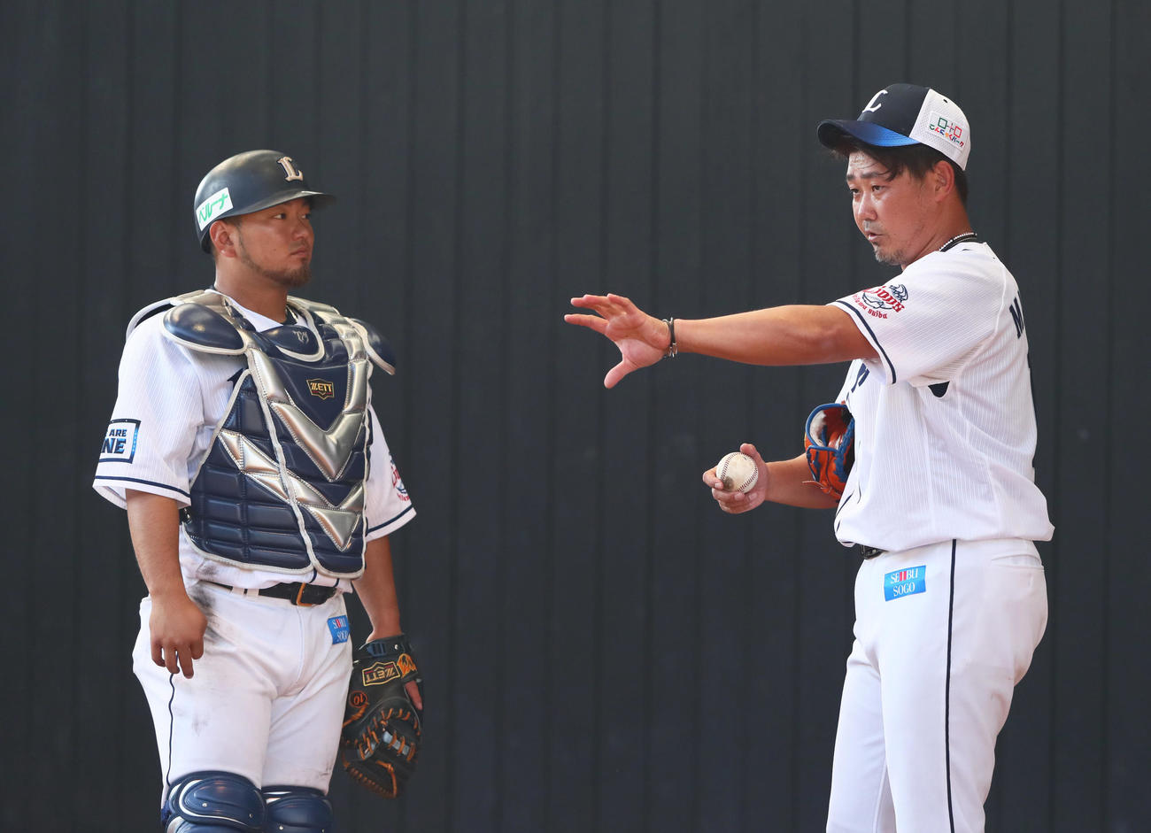 ブルペン投球を終えた西武松坂（右）は森と話し込む（撮影・足立雅史）