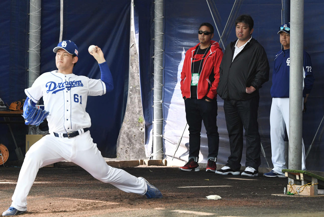 野茂氏（右から2人目）に見つめられる中、ブルペンでの投球する中日垣越（撮影・鈴木みどり）