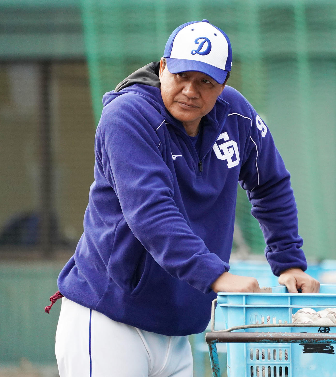 ノックを見つめる与田監督（撮影・森本幸一）