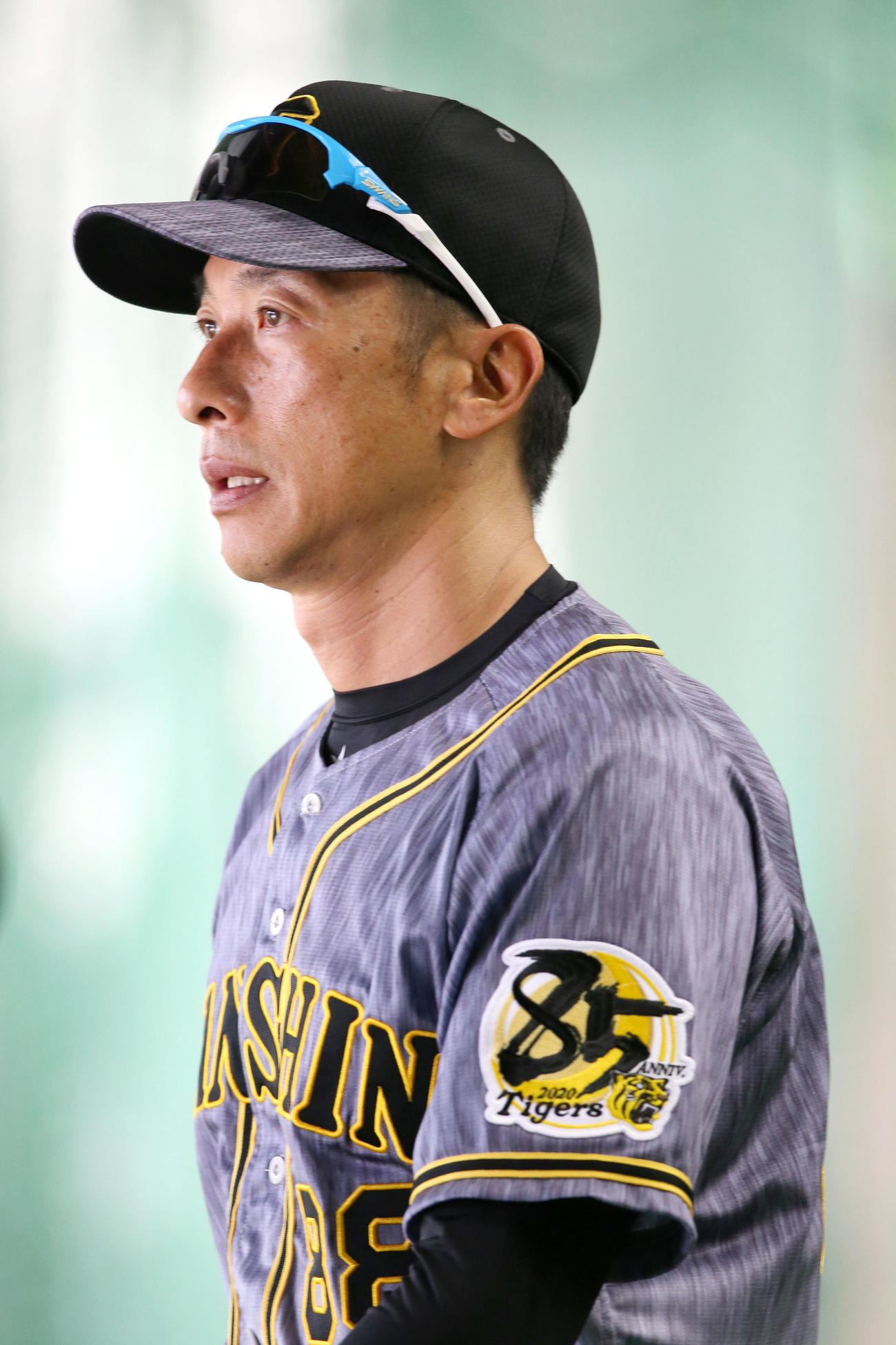 宜野座の室内を移動する矢野監督（撮影・上山淳一）
