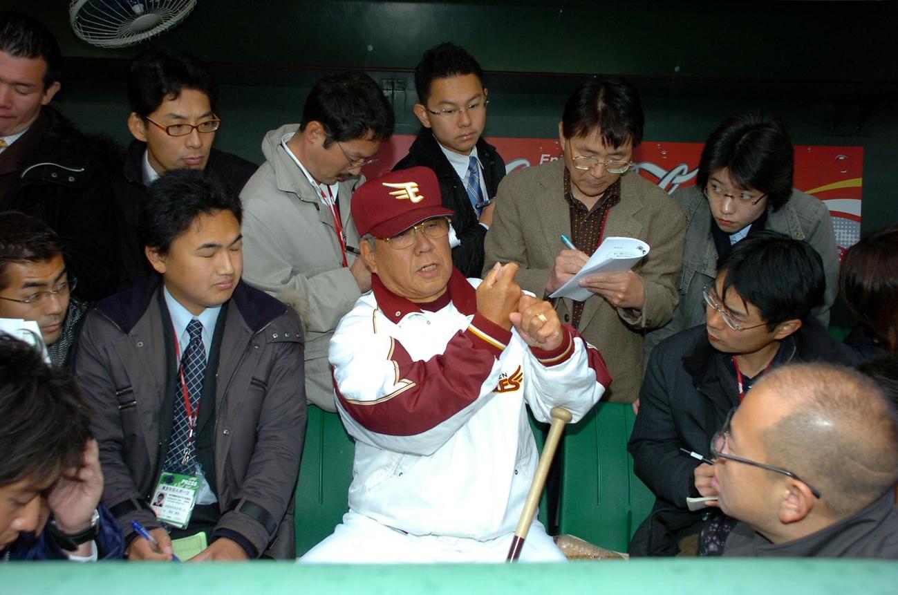 06年3月、試合前に報道陣に囲まれ打撃について話す野村克也さん