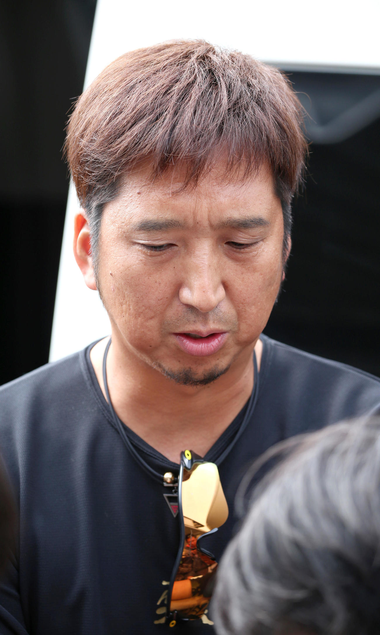 元阪神監督の野村克也氏の訃報を知った藤川は記者たちに囲まれ話す（撮影・上山淳一）