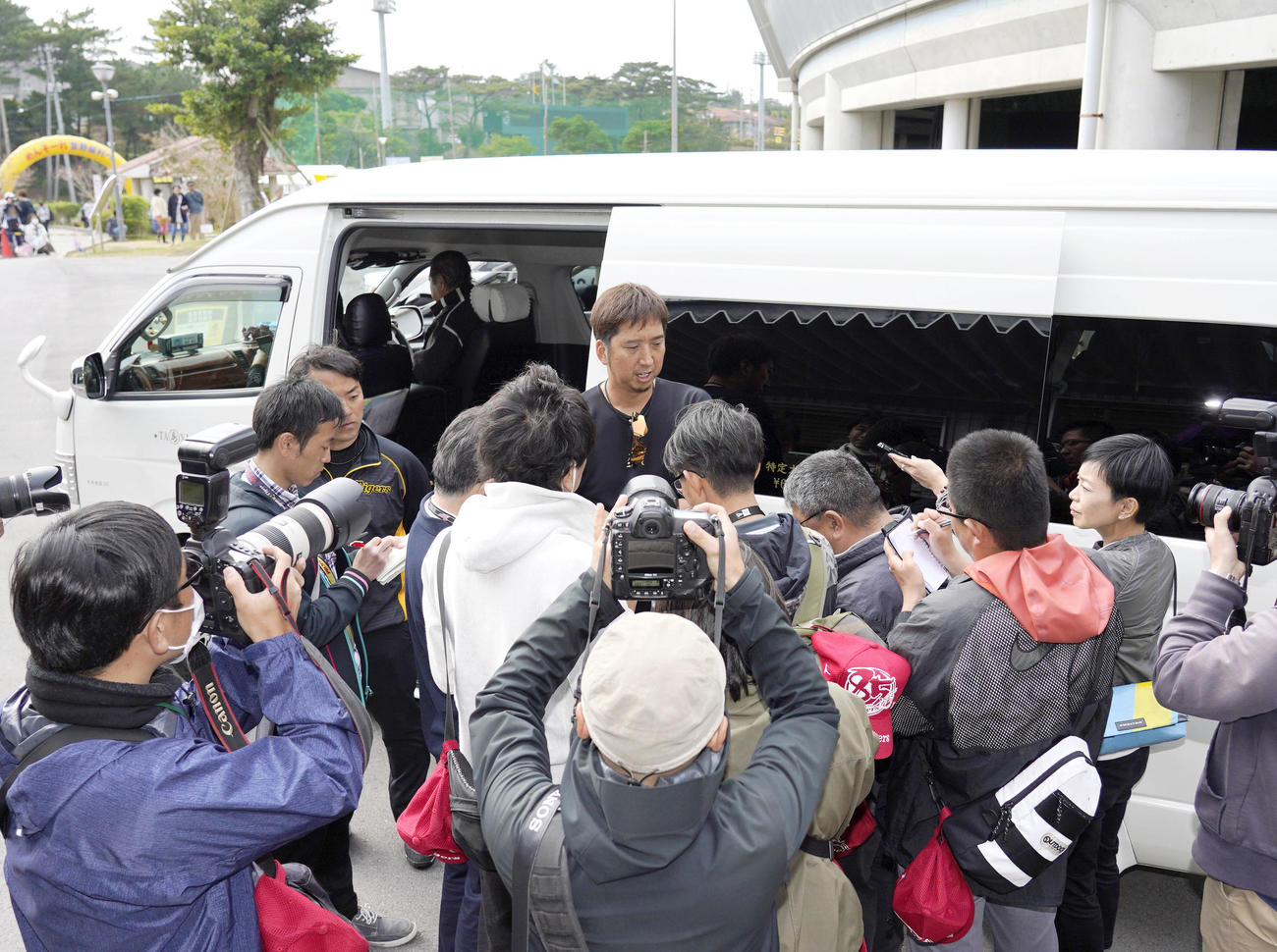 元阪神監督の野村克也氏の訃報を知った藤川は記者たちに囲まれ話す（撮影・上山淳一）