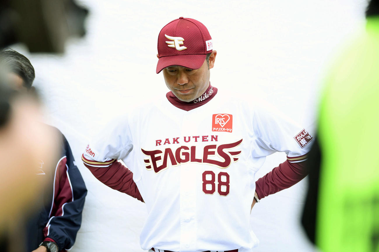 報道陣から亡くなった野村さんのコメントを求められ下を向く楽天三木監督（撮影・滝沢徹郎）
