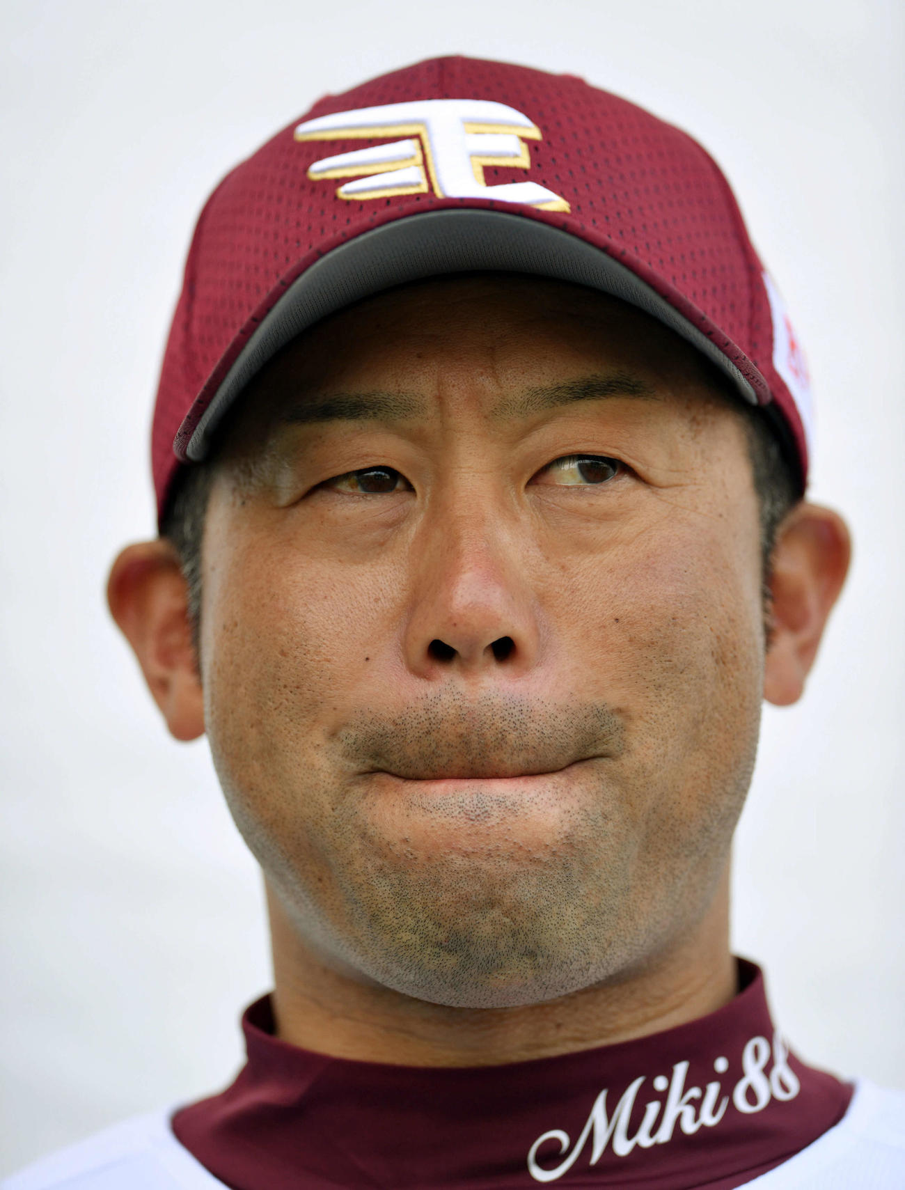 亡くなった野村さんについて涙をこらえ語る楽天三木監督（撮影・滝沢徹郎）