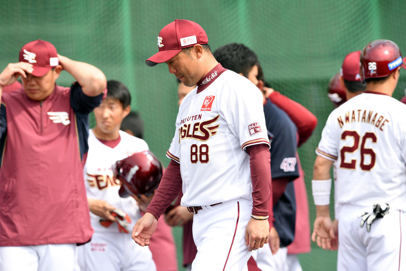 亡くなった野村さんへ黙とうを捧げた楽天三木監督（手前）は悲しげな表情で引き揚げる（撮影・滝沢徹郎）