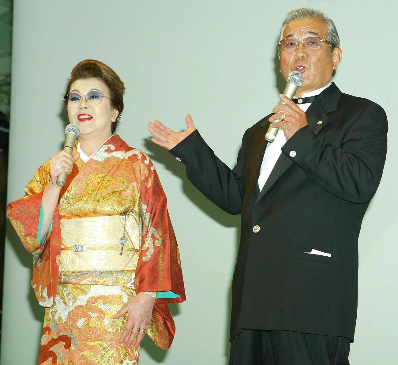 03年3月、「野球人生50年を祝う会」で野村監督（右）は沙知代夫人とお礼のあいさつを行った