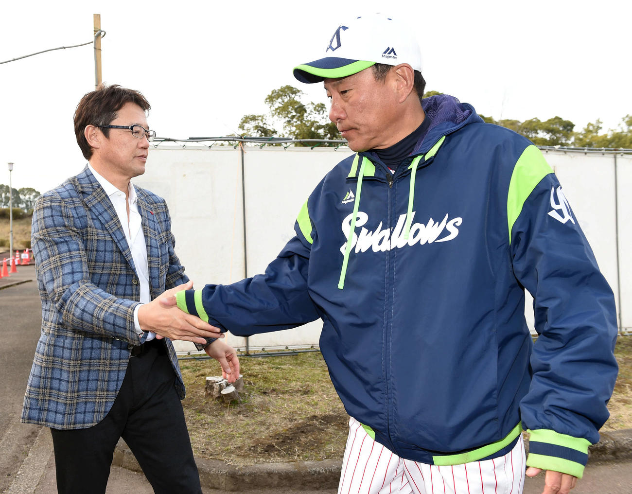 「頼んだぞ」とこの日帰京する古田敦也氏（左）と握手を交わすヤクルト池山2軍監督（撮影・たえ見朱実）