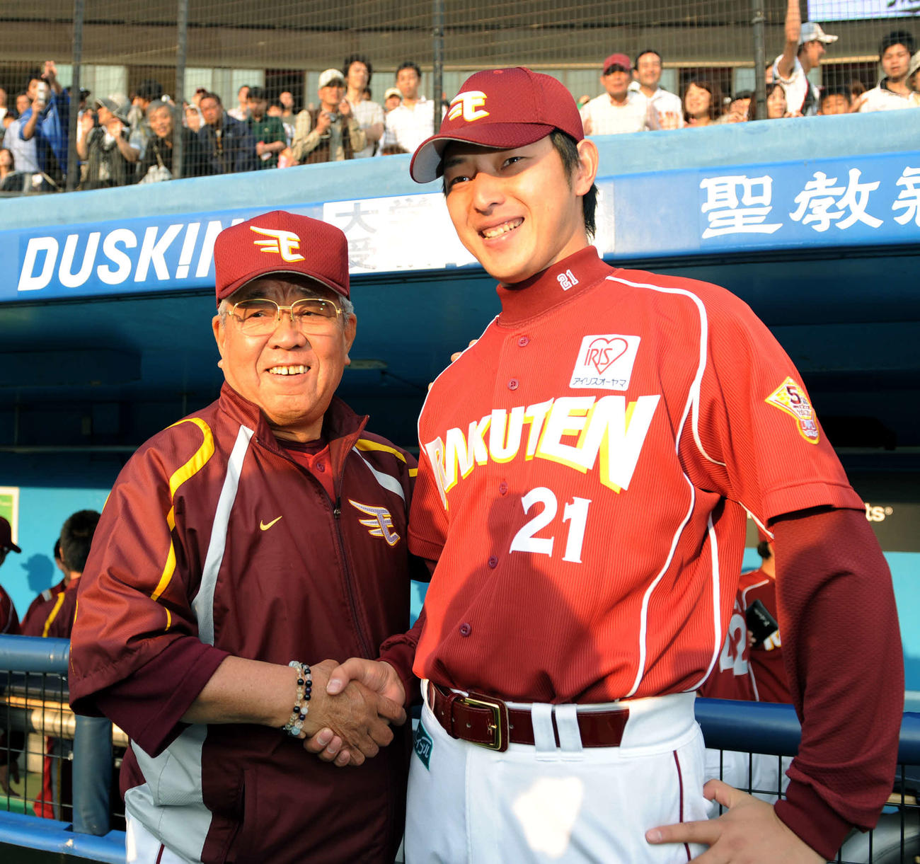 09年5月9日、ロッテ戦で勝利を挙げた岩隈（右）と握手する野村監督