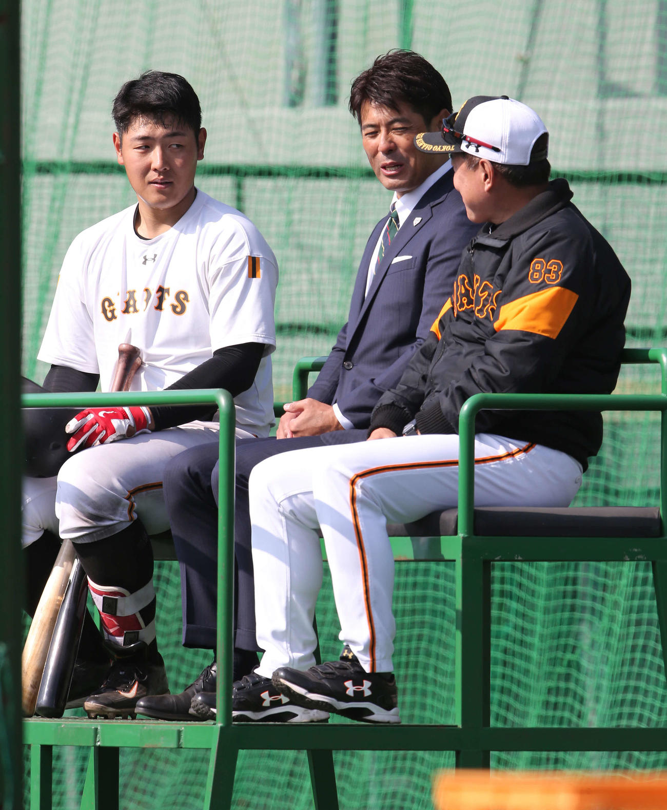 視察に訪れた侍ジャパン稲葉監督（中央）の隣で緊張した表情を見せる巨人岡本（左）。右は原監督（撮影・河野匠）