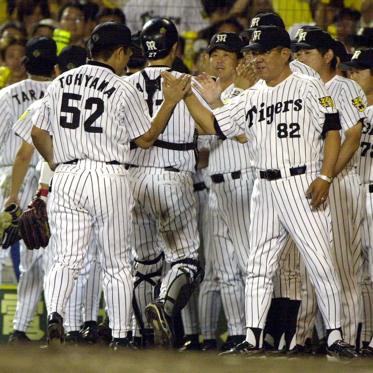 遠山を笑顔で出迎える野村監督