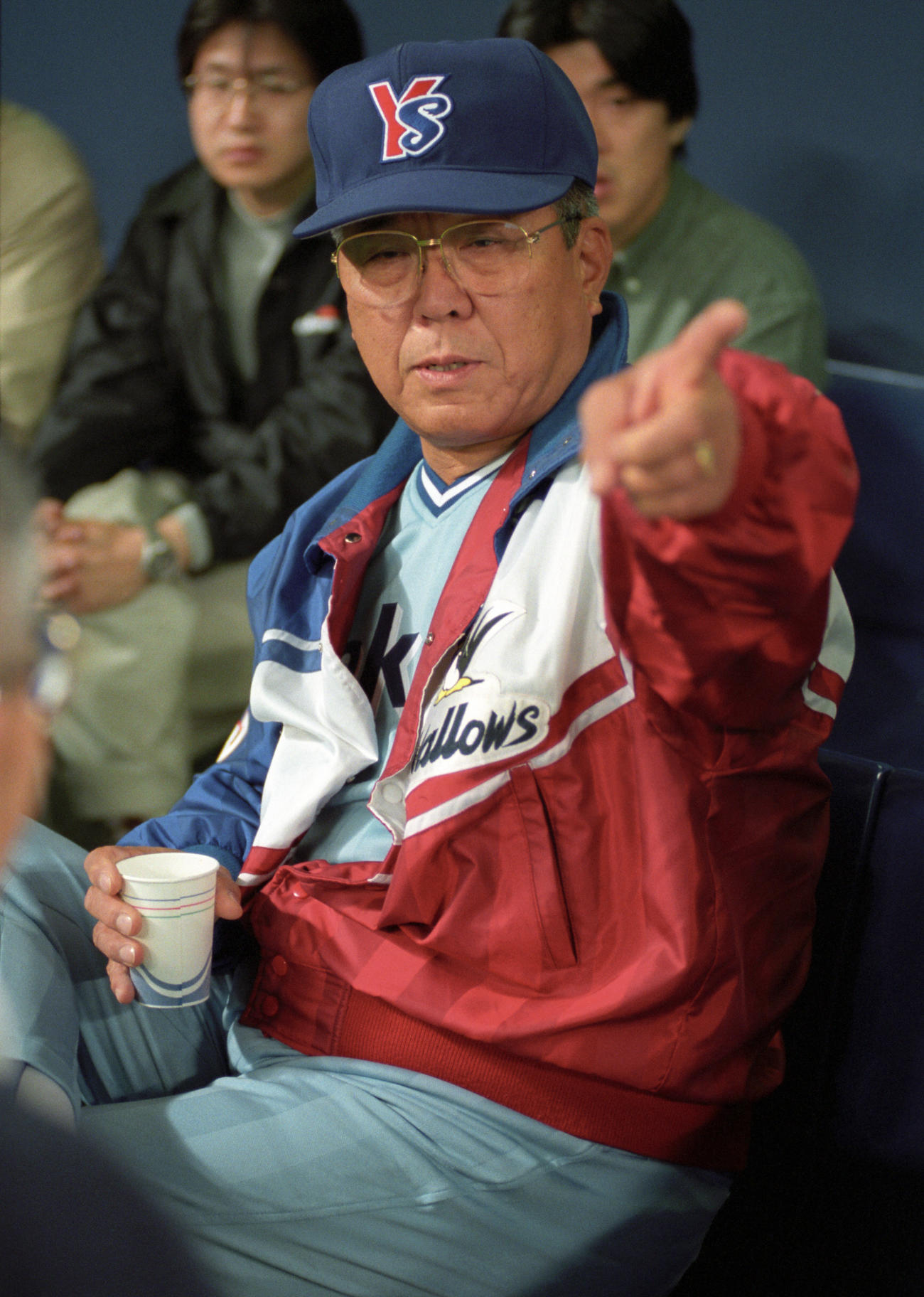 ベンチで報道陣と談笑するヤクルト野村克也監督（1998年4月11日撮影）