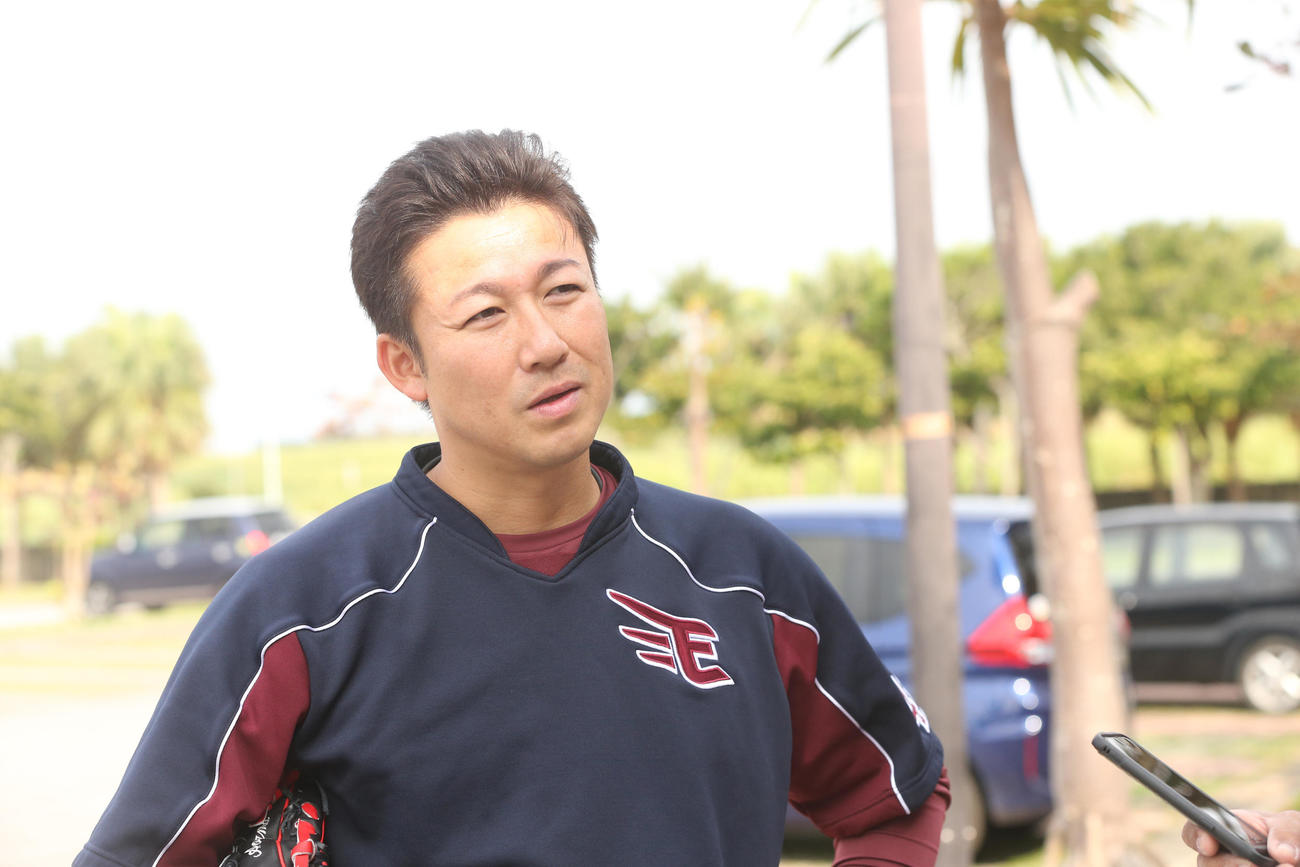 急逝した野村元監督について取材に応じる楽天青山（撮影・野上伸悟）