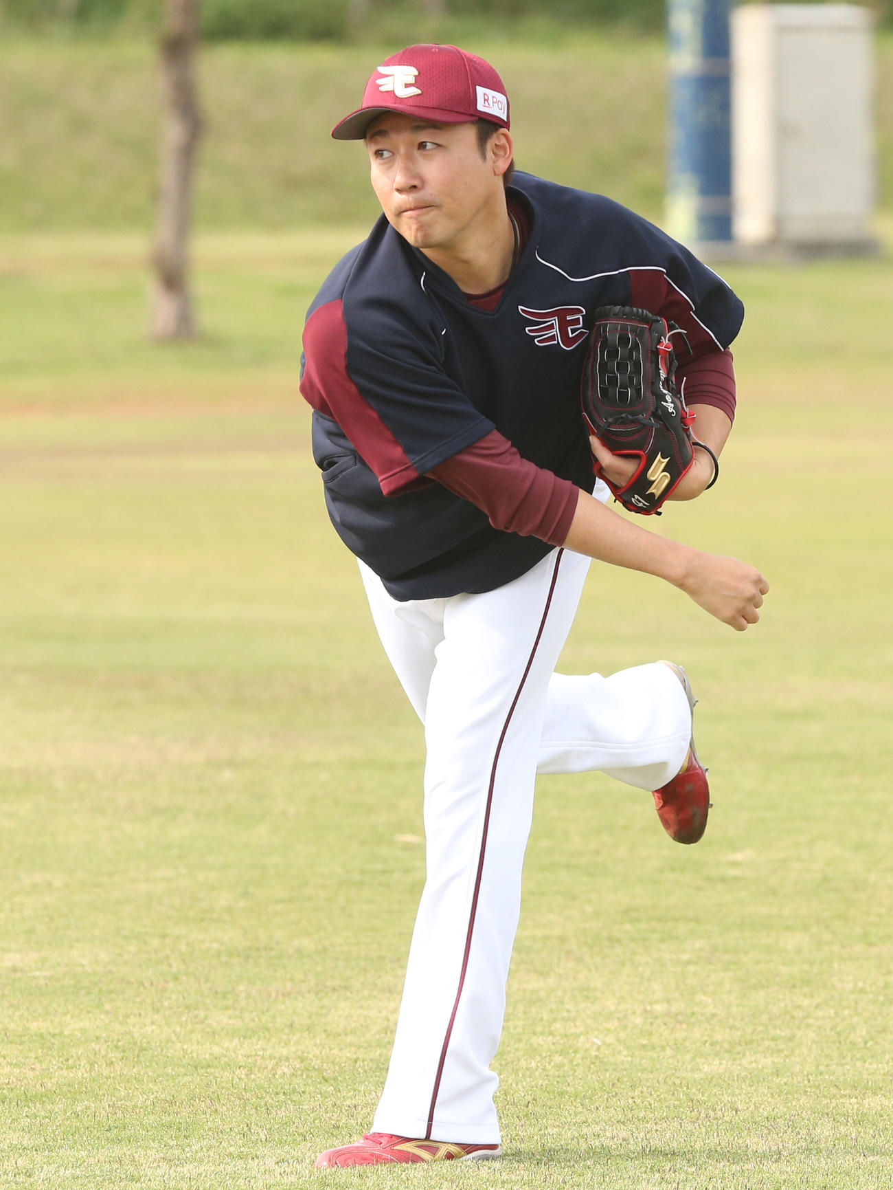 2軍キャンプでャッチボールする楽天青山（撮影・野上伸悟）
