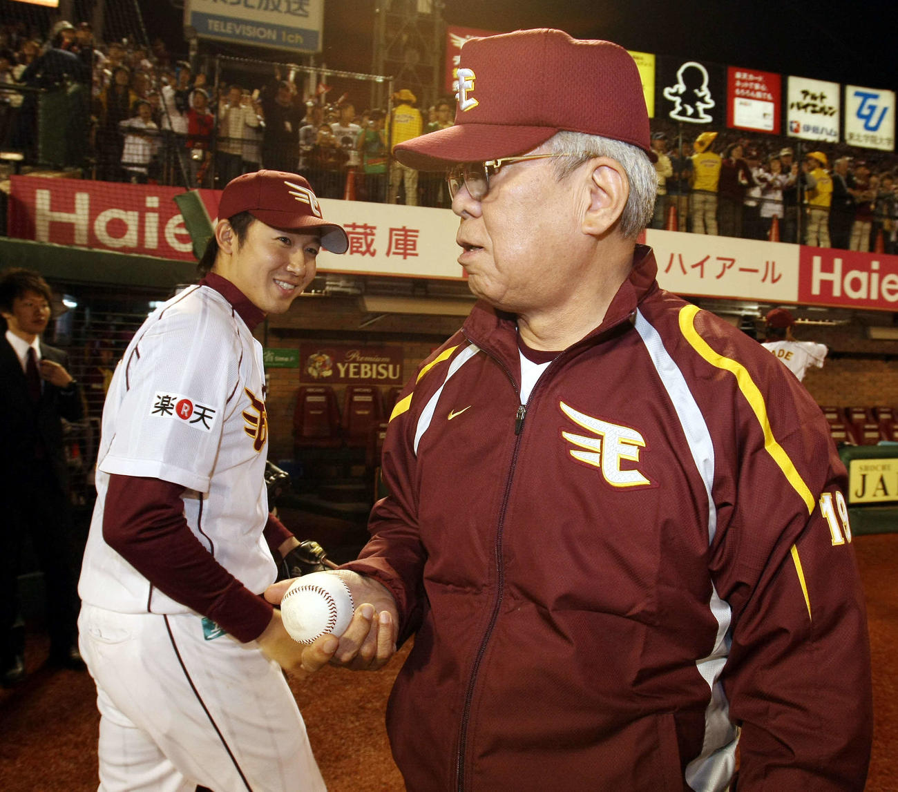 09年10月3日、西武から完投勝利を挙げた青山（左）は勝利球を野村監督に手渡す。この勝利でチーム創設初のCS進出が決まった