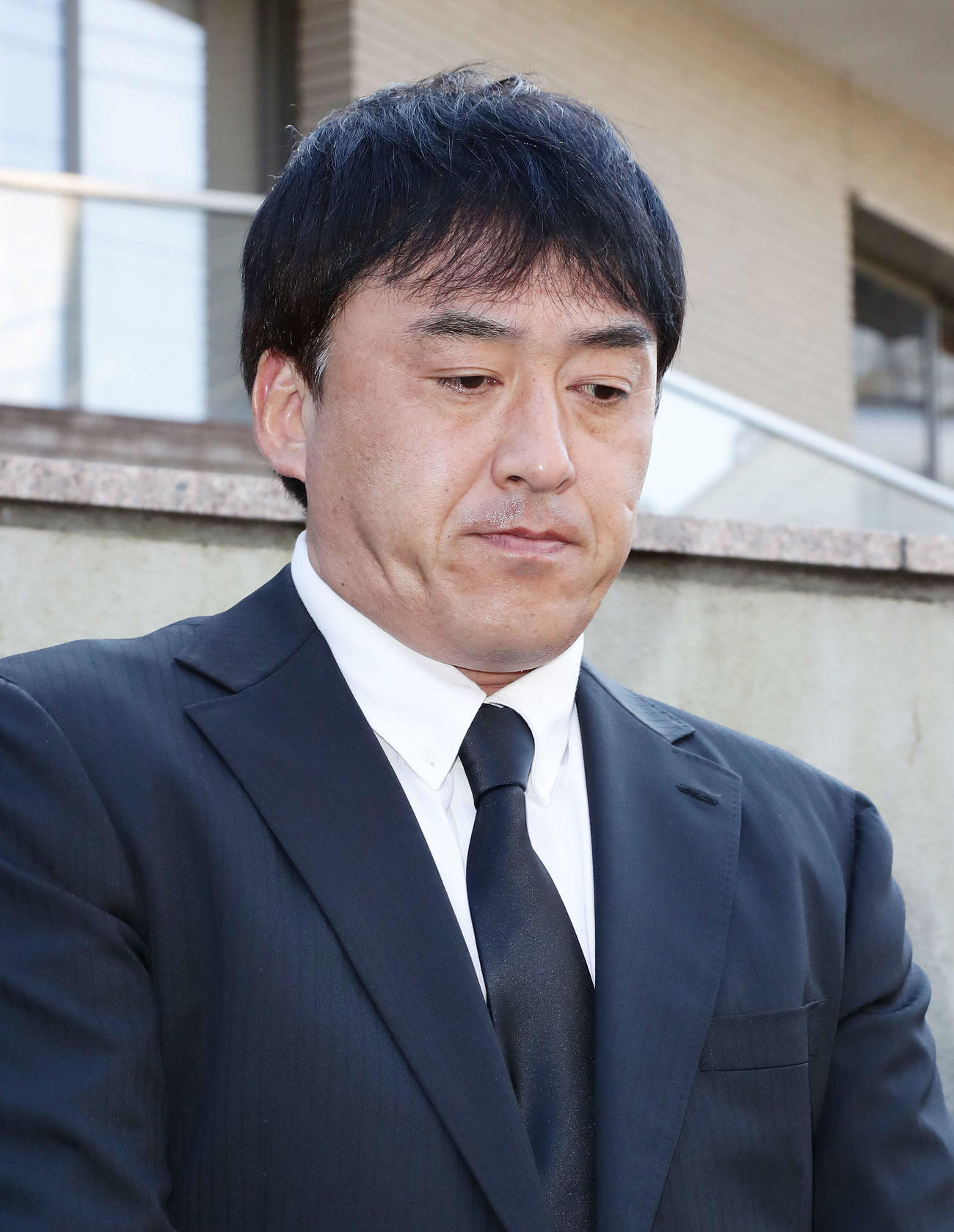 野村克也氏逝去の知らせを受けて取材対応する楽天の石井GM（撮影・丹羽敏通）