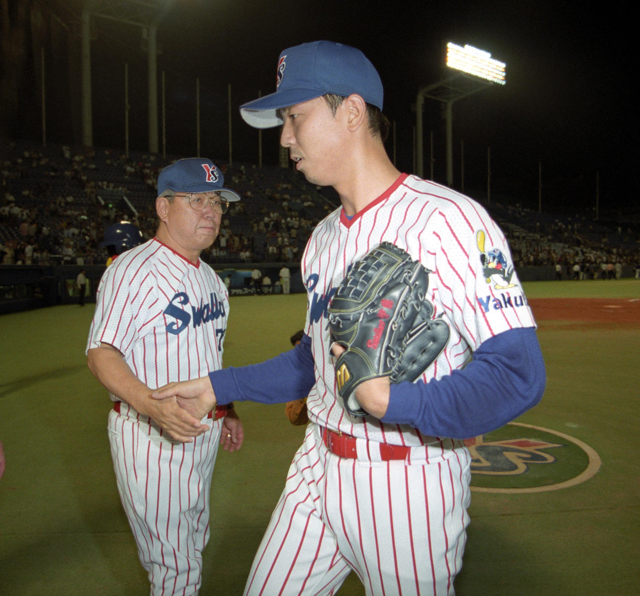 ヤクルト対中日　9回表、守護神の伊藤智仁（右）が抑え野村克也監督とガッチリ握手　（1997年9月10日撮影）