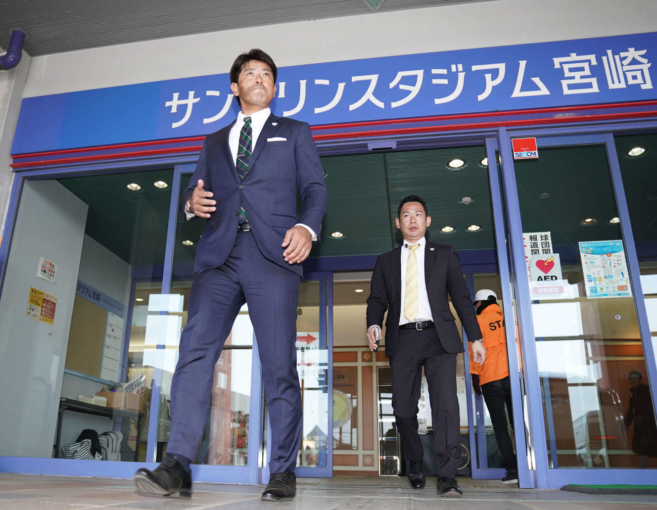 巨人宮崎キャンプの視察を終え、サンマリンスタジアム宮崎を後にする侍ジャパン稲葉監督（撮影・加藤諒）
