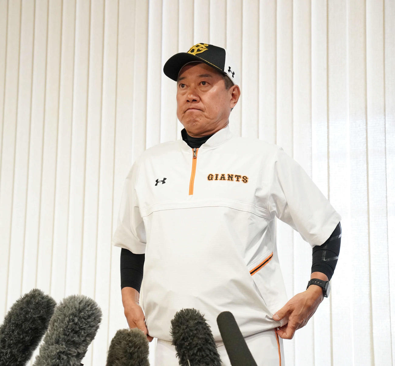 練習終了後、野村克也氏の逝去について取材に応じる巨人原辰徳監督（撮影・加藤諒）