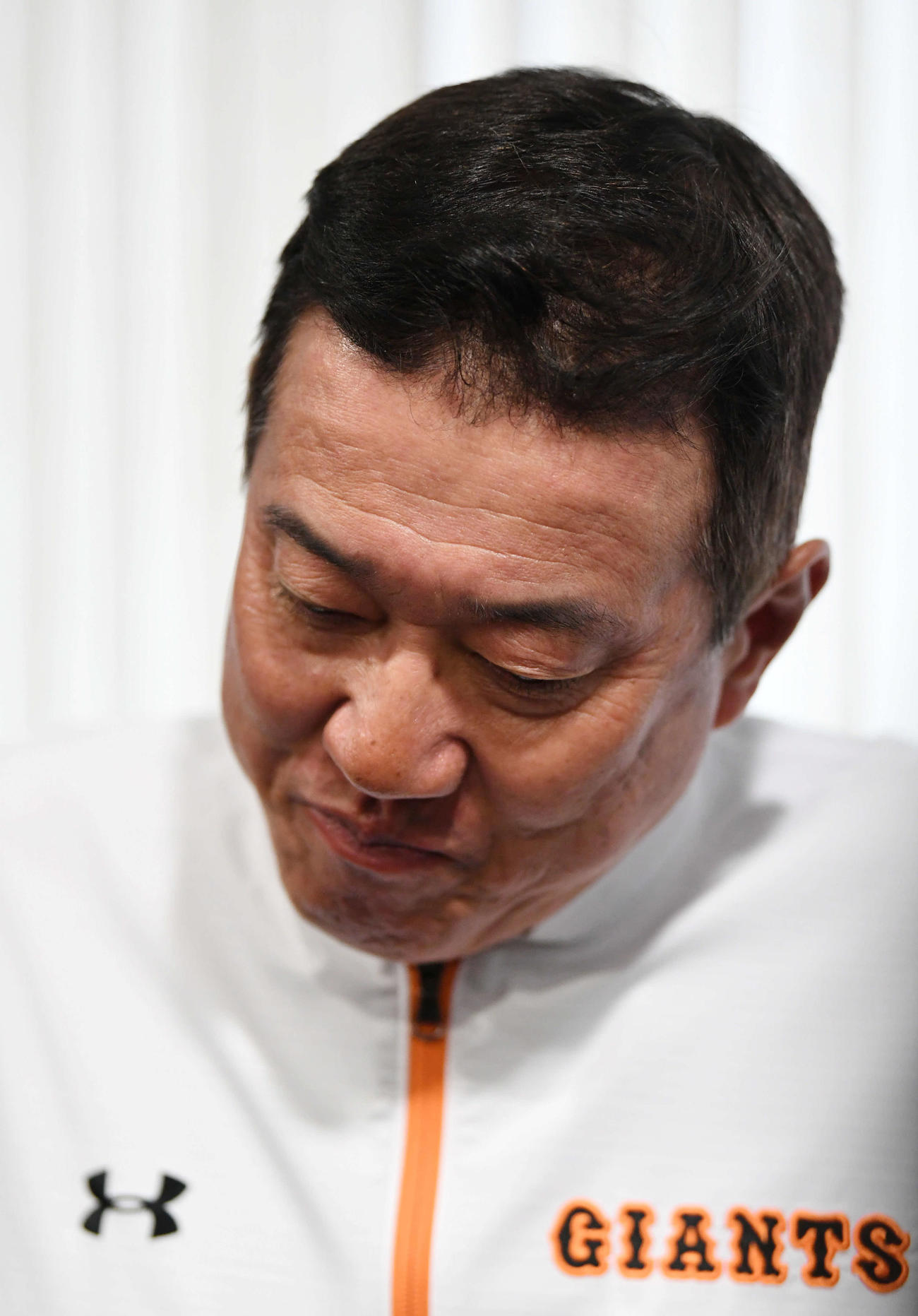 練習終了後、野村克也氏の逝去について取材に応じる巨人原辰徳監督（撮影・加藤諒）