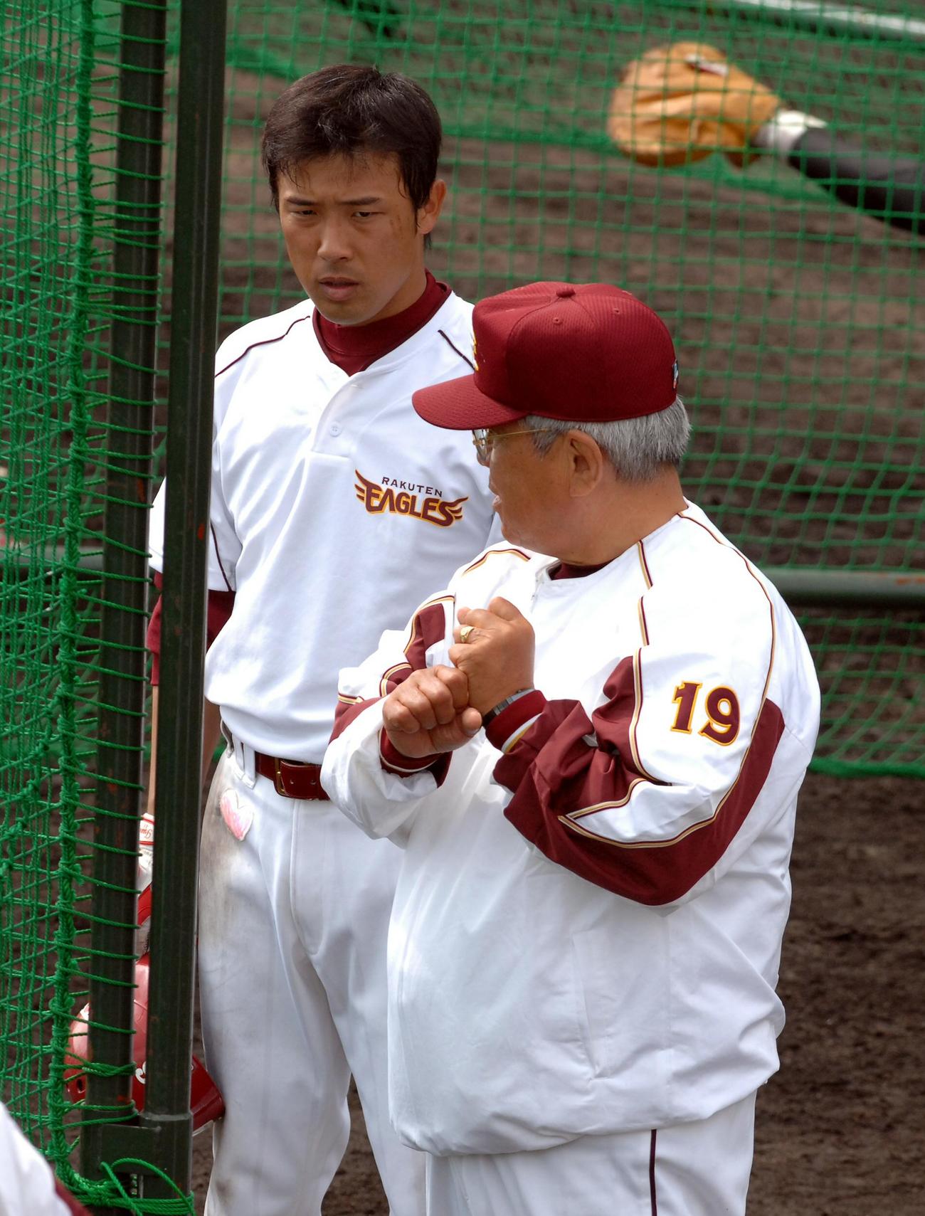 楽天春季キャンプ　鉄平は野村克也監督から打撃のアドバイスを受ける（07年02月21日撮影）