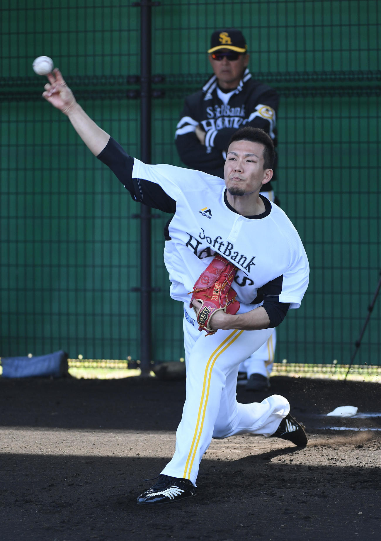 ブルペンで投げ込む千賀滉大（撮影・今浪浩三）