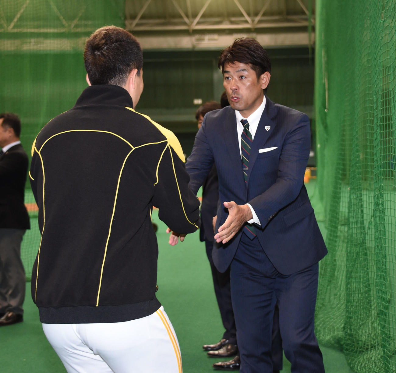ソフトバンクのキャンプ地を訪れた稲葉篤紀日本代表監督と握手を交わす千賀滉大（撮影・今浪浩三）