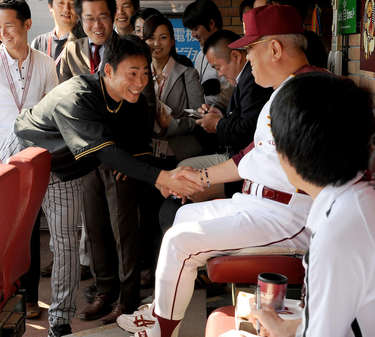 09年6月、交流戦で楽天野村克也監督(右)にあいさつする阪神桧山進次郎