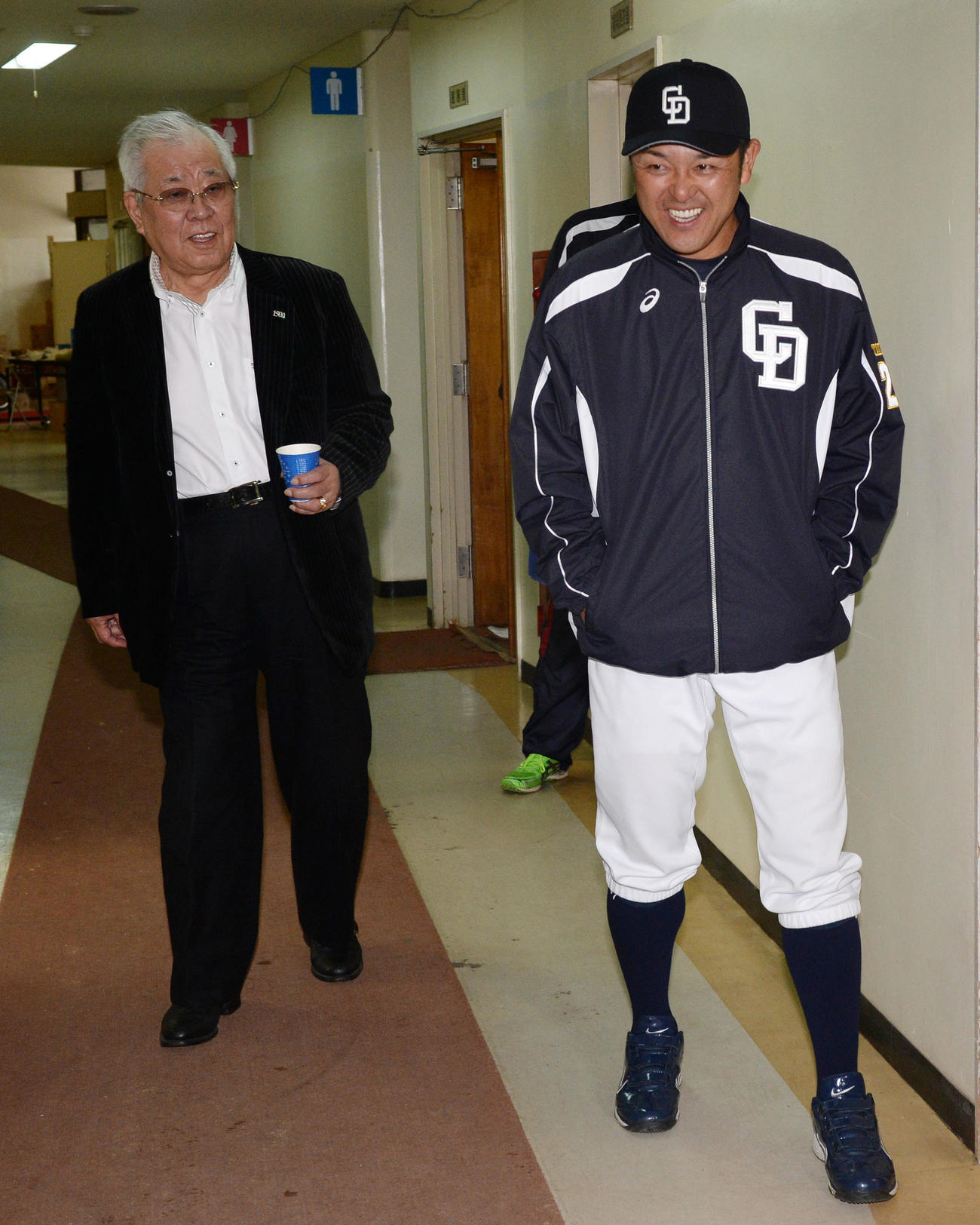 14年2月、　中日キャンプを視察に訪れた野村克也氏（左）と笑顔で話す谷繁元信兼任監督