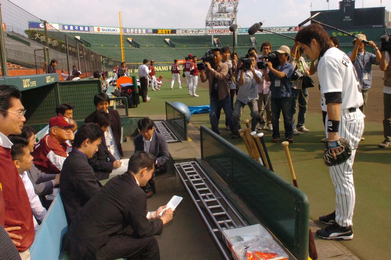 06年5月30日、三塁ベンチの野村克也監督に挨拶する藤本敦士