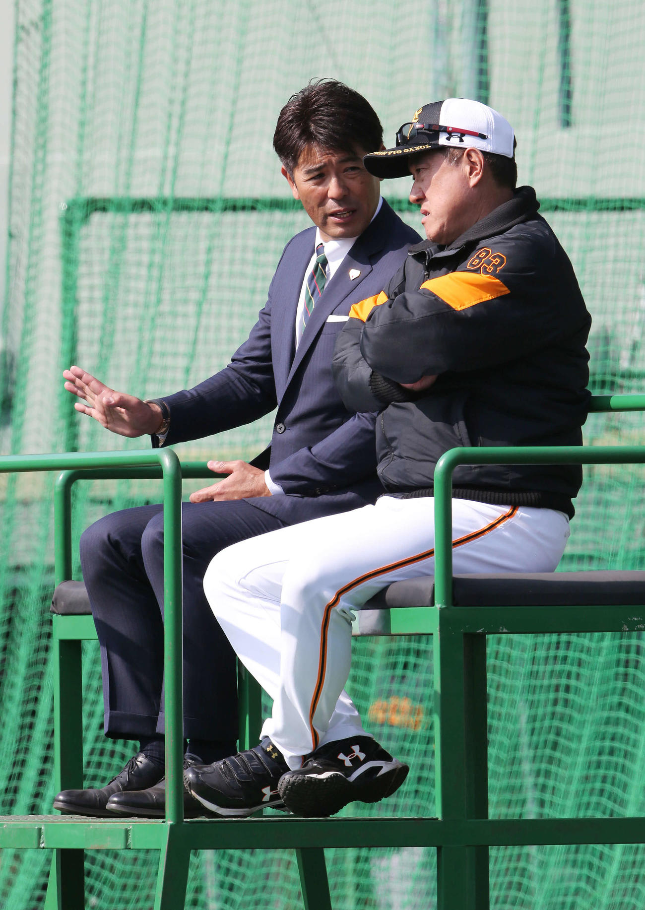 視察に訪れた侍ジャパン稲葉監督（左）は巨人原監督と言葉を交わす（撮影・河野匠）