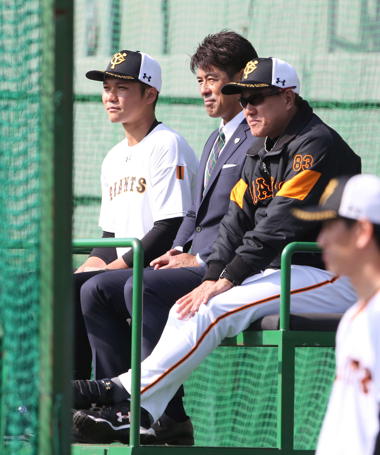 視察に訪れた侍ジャパン稲葉監督（中央）と一緒に練習を見つめる巨人坂本（左）。右は原監督（撮影・河野匠）