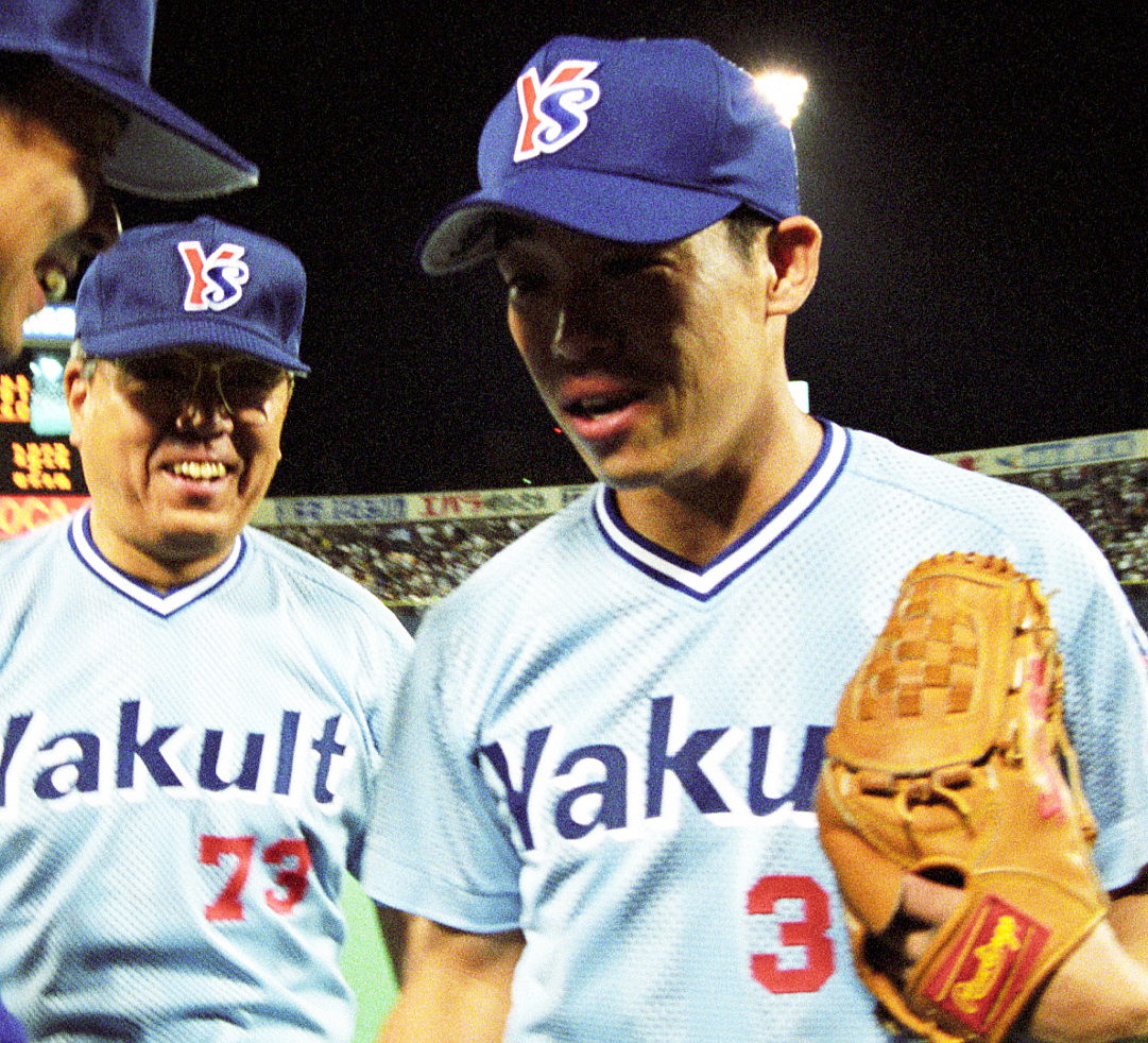 野村克也監督（中央）に祝福されるヤクルト田畑一也（1997年8月8日撮影）