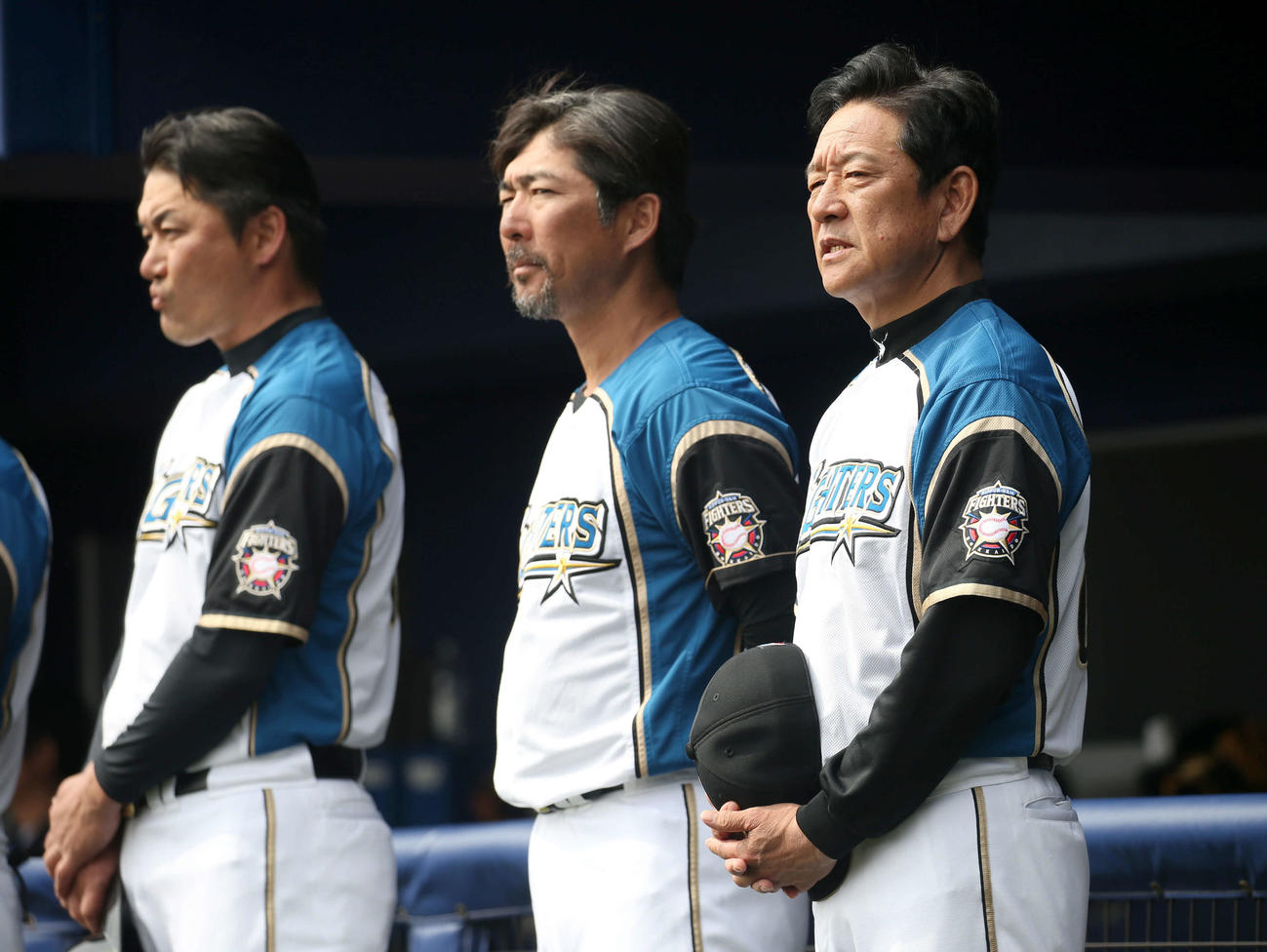 日本ハム対阪神　試合前、野村克也さんを悼み黙祷をする為整列する左から日本ハム金子コーチ、小笠原コーチ、栗山監督（撮影・佐藤翔太）