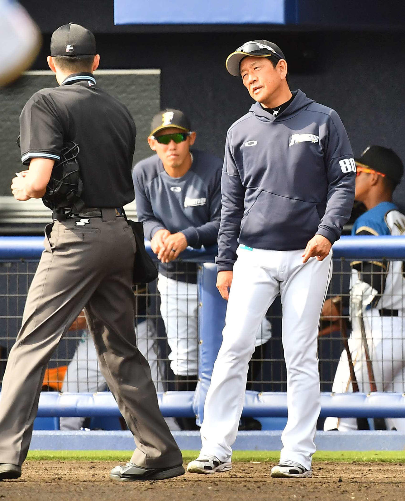 日本ハム対阪神練習試合　選手交代を告げる日本ハム栗山監督（撮影・上田博志）
