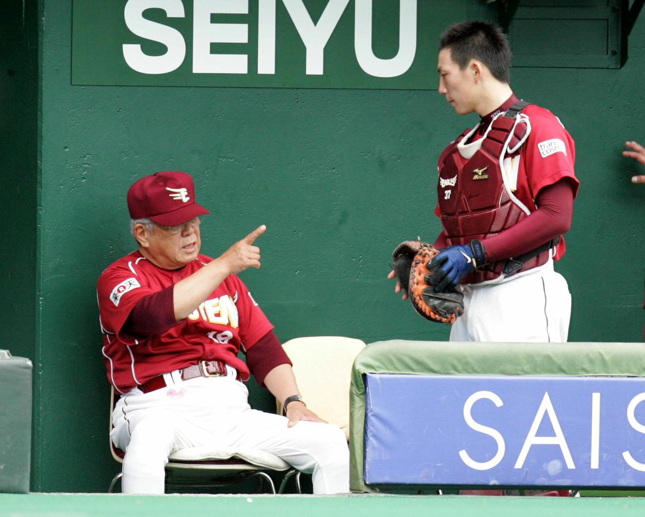 07年7月、西武戦の試合中に嶋に説教する野村克也さん