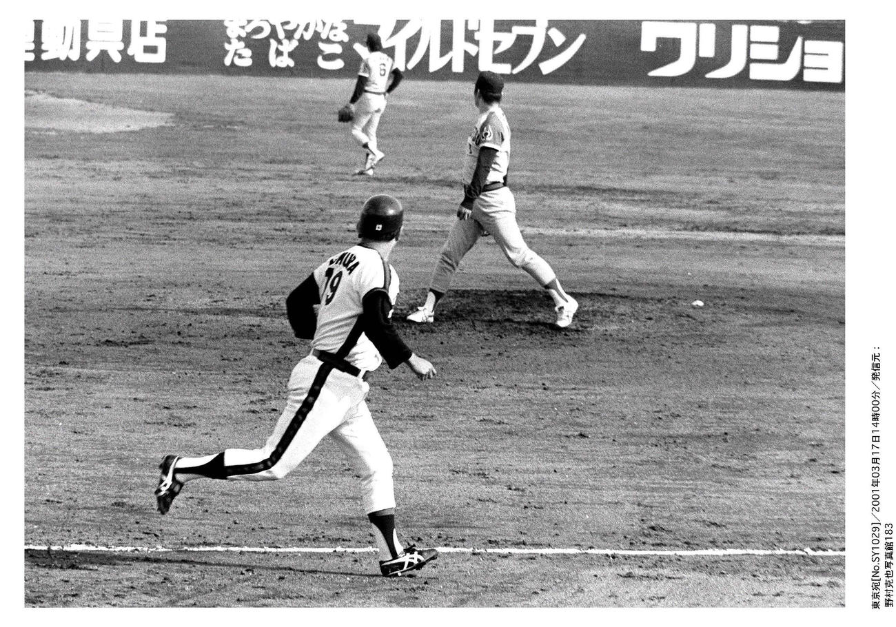 近鉄鈴木啓示から左翼場外へ決勝の1号本塁打を放つ野村克也