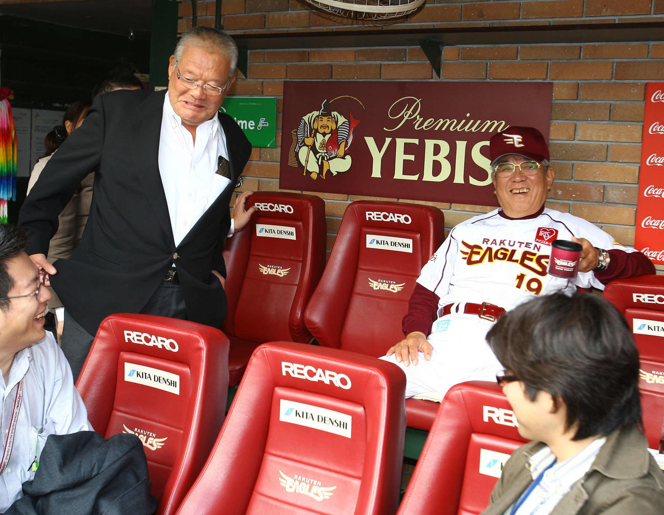 試合前に鈴木啓示氏（左）と談笑する楽天野村克也監督（2009年10月9日撮影）