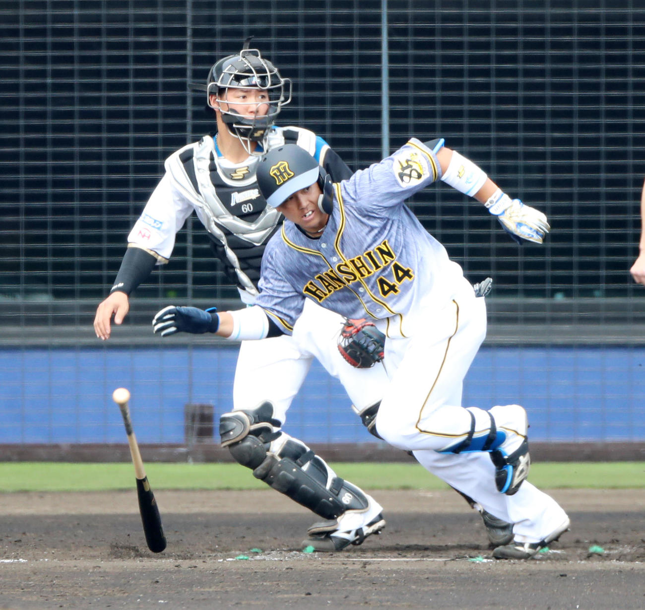 日本ハム対阪神　4回表阪神無死一塁、梅野は三塁内野安打を放つ（撮影・加藤哉）