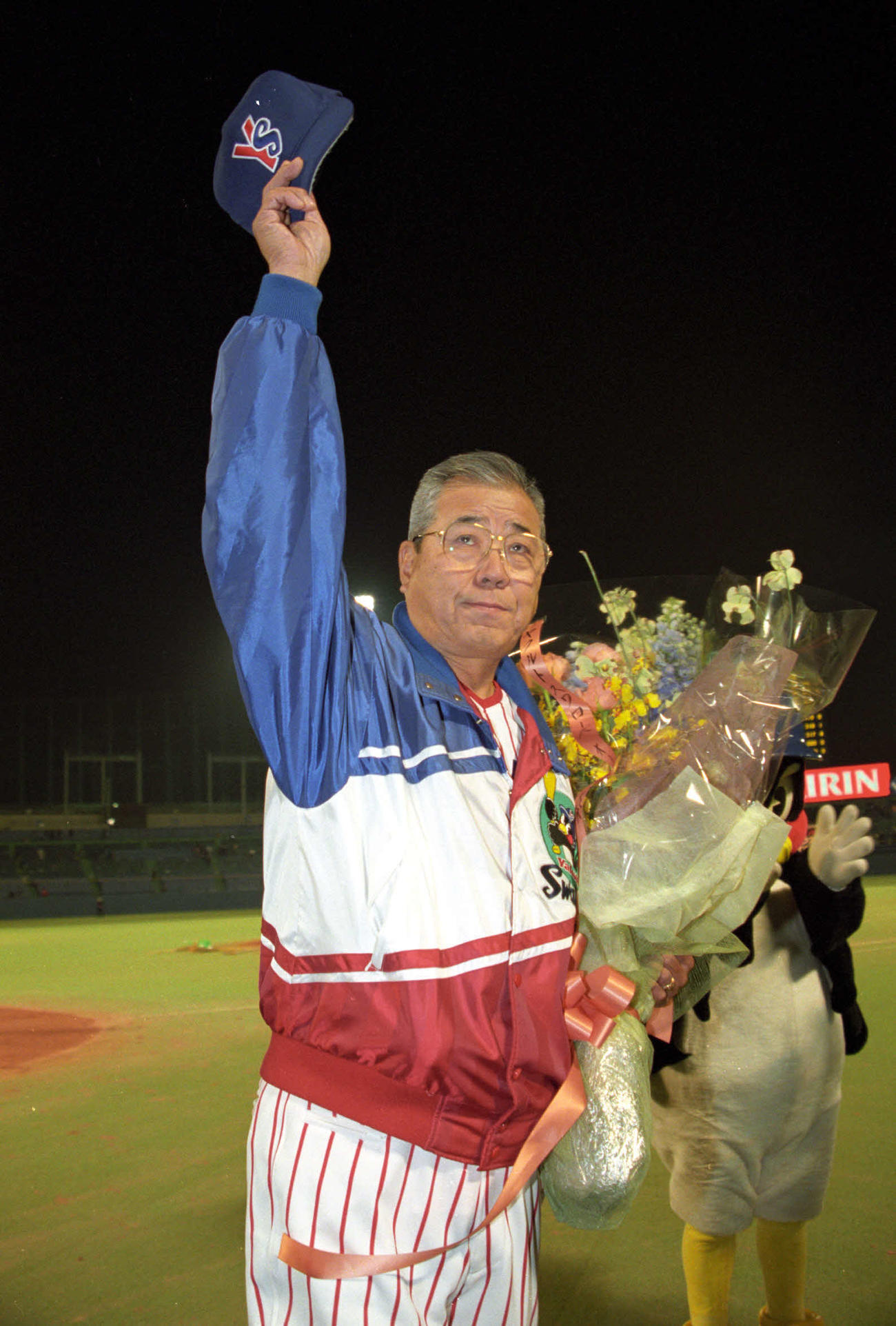 97年4月、通算1000勝を挙げ花束を手に声援に応える