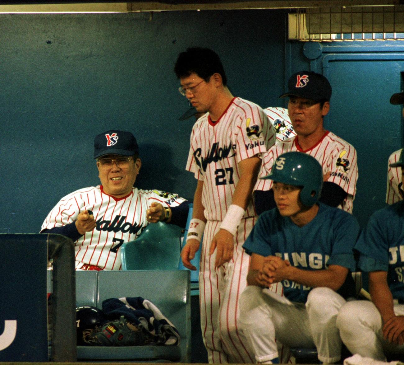 97年9月、阪神戦の試合中、ベンツで古田に笑顔を見せながら話す野村克也さん