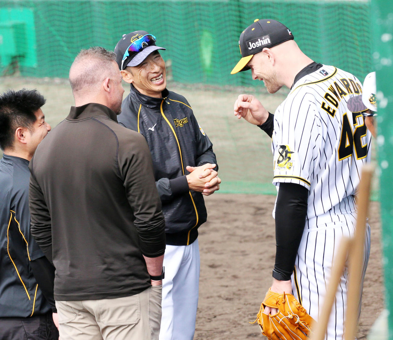 シート打撃で好投のエドワーズ（右）と笑顔で話す矢野監督（撮影・上山淳一）