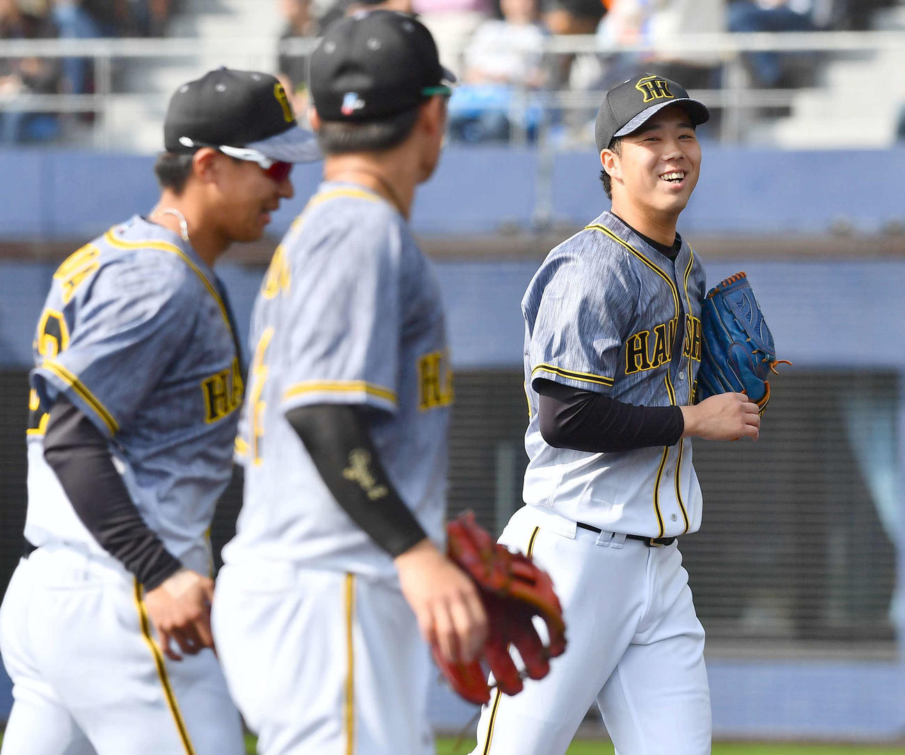 3イニングを無失点に抑え笑顔を見せる青柳（撮影・上田博志）