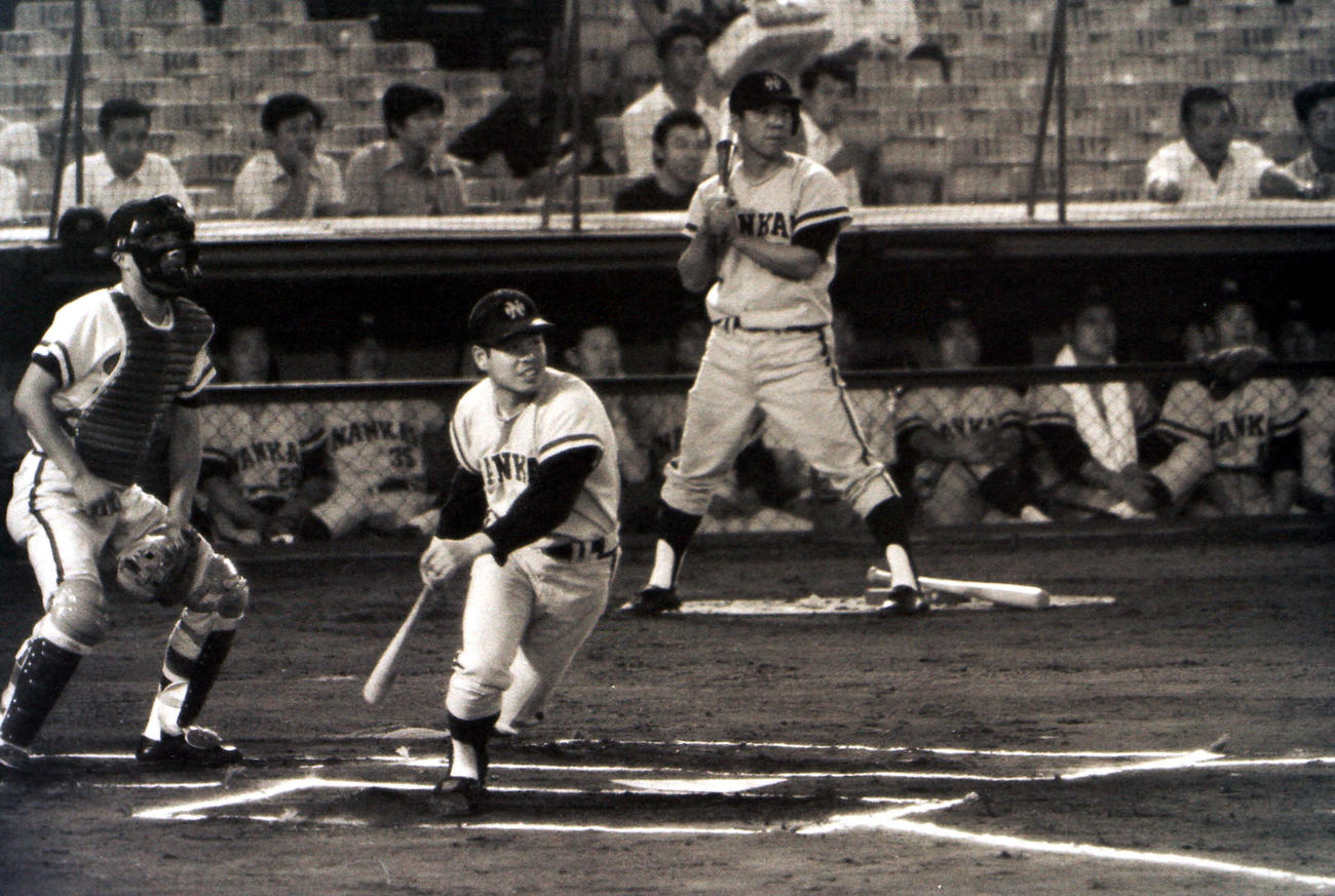 本塁打を放つ南海時代の門田博光。後方は野村克也（1971年撮影）