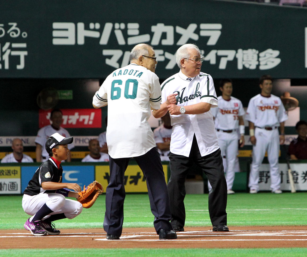 13年8月31日、レジェンドホークスに選出され始球式で打席に立つ野村克也氏（右）と門田博光氏