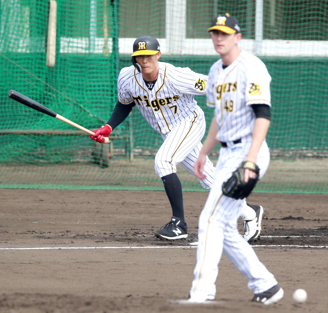 糸井はガンケルから中前打を放つ（撮影・上山淳一）