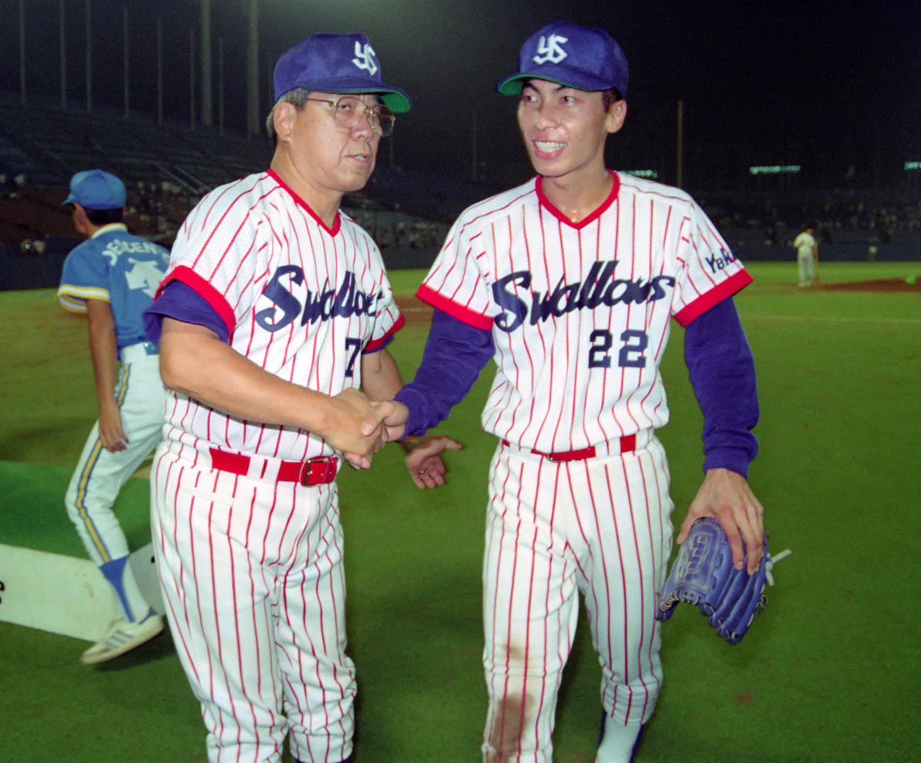 プロ初先発初勝利を挙げたヤクルト高津とがっちり握手を交わす野村監督（左）（91年9月12日）