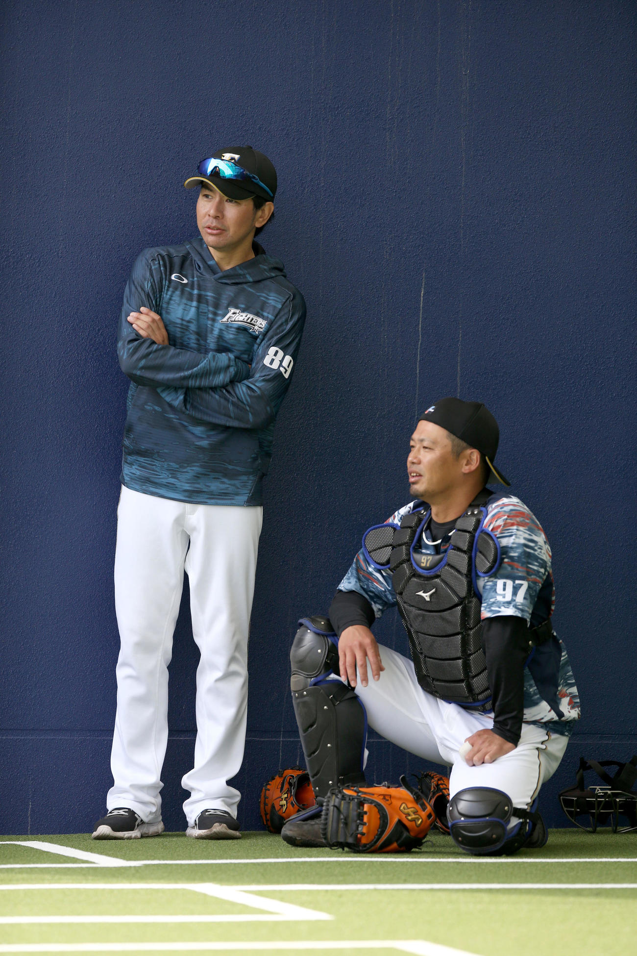 日本ハム対阪神　ブルペンで日本ハム金子の投球を見つめる武田コーチ（左）（撮影・佐藤翔太）
