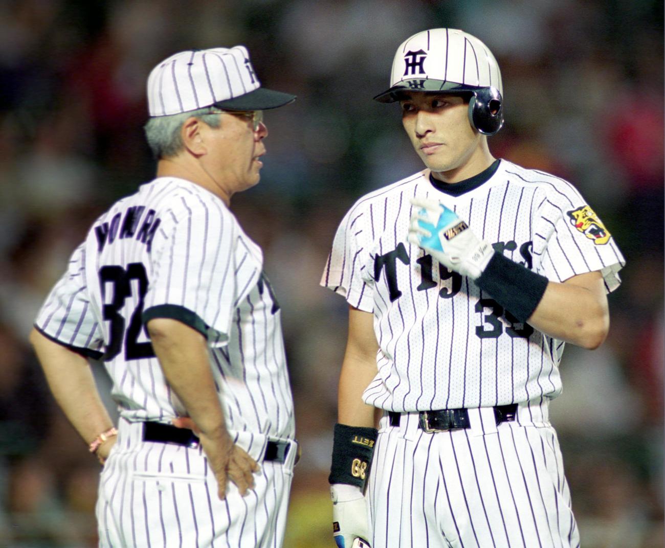 試合中、矢野（右）と野村監督＝1999年8月31日